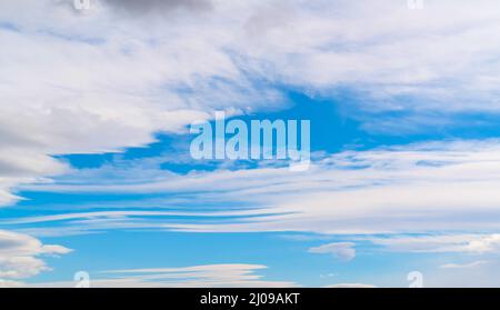 Belle nuvole blu e bianche. Foto Stock