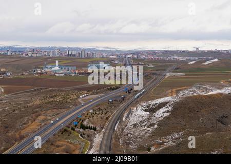 Polatli, Ankara, Turchia-Febbraio 09 2022: Vista est dalla Battaglia del Parco storico Nazionale di Sakarya (turco: Sakarya Meydan Muharebesi Tarihi Milli Par Foto Stock