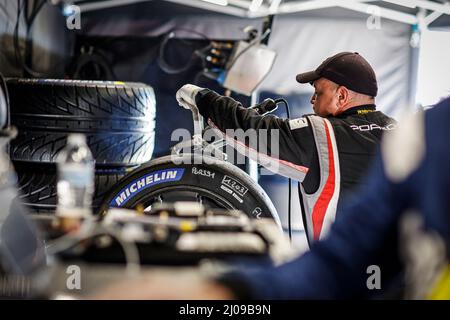 Florida, Stati Uniti. 17th Mar, 2022. Mecaniciens, meccanica durante le 1000 miglia di Sebring, 1st round del FIA World Endurance Championship 2022 sul circuito Sebring International Raceway dal 16 al 18 marzo, a Sebring, Florida, Stati Uniti d'America - Foto Francois Flamand / DPPI Credit: DPPI Media / Alamy Live News Foto Stock