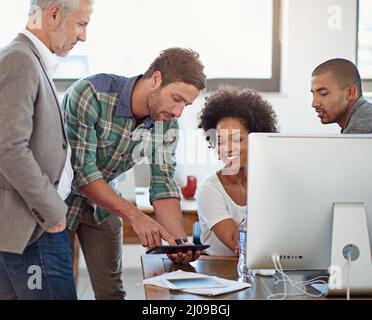 Questa è una grande caratteristica. Un gruppo di colleghi che lavorano insieme in ufficio. Foto Stock