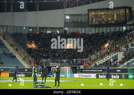 Gand, Belgio. 17th Mar 2022. GAND, BELGIO - MARZO 17: Tifosi e sostenitori del PAOK FC durante la partita della UEFA Conference League tra KAA Gent e PAOK FC alla Ghelamco Arena il 17 Marzo 2022 a Gand, Belgio (Foto di Geert van Erven/Orange Pictures) Credit: Orange Pics BV/Alamy Live News Foto Stock