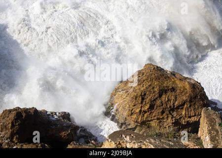 Onde giganti di Nazaré, Portogallo Foto Stock