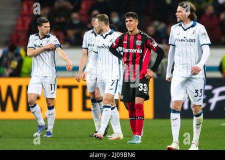 Leverkusen, Germania. 17th Mar 2022. Calcio: Europa League, Bayer Leverkusen - Atalanta Bergamo, round knockout, round di 16, seconda tappa, BayArena. Piero Hincapie di Leverkusen reagisce dopo aver cedito il traguardo 0:1. Credit: Marius Becker/dpa/Alamy Live News Foto Stock