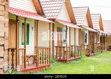 Casa estiva in legno o cabina mobile nel campeggio. Vivere in natura e ricreazione Foto Stock