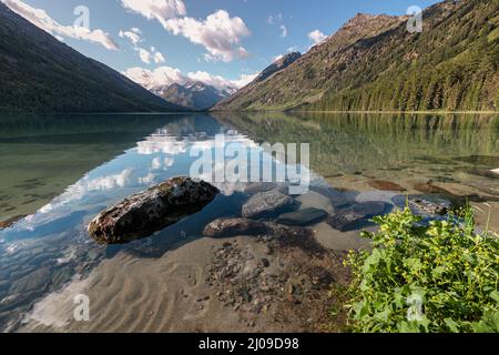 Un lago di montagna di incredibile bellezza come sfondo per il relax naturale. Parco Nazionale e risorse idriche Foto Stock