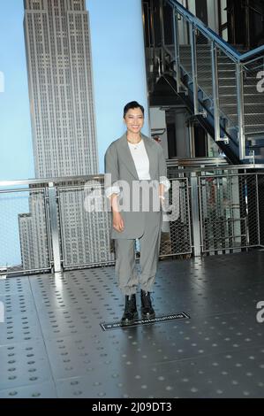 New York, Stati Uniti. 17th Mar 2022. Andy allo visita l'Empire state Building per promuovere la commedia fantascientilista 'Upload' a New York City Credit: SOPA Images Limited/Alamy Live News Foto Stock