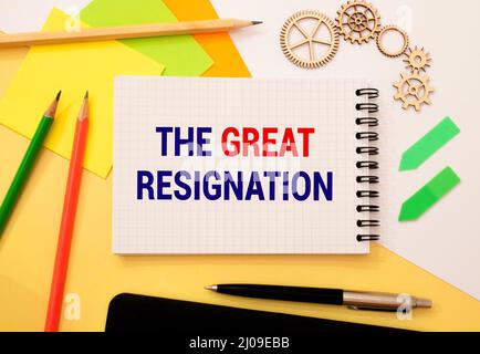 La clip nera della freccia con la busta del mestiere con il testo scritto LE DIMISSIONI GRANDI, significa la chiusura grande, tendenza continua dei dipendenti volontariamente lasciando loro Foto Stock