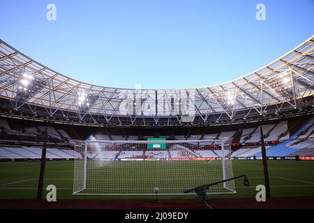 Londra, Regno Unito. 17th Mar 2022. Una veduta generale dell'interno dello stadio di Londra prima del calcio d'inizio. UEFA Europa League match, round of 16, 2nd LEG, West Ham Utd v Sevilla al London Stadium, Queen Elizabeth Olympic Park di Londra giovedì 17th marzo 2022. Questa immagine può essere utilizzata solo a scopo editoriale. Solo per uso editoriale, licenza richiesta per uso commerciale. Nessun uso in scommesse, giochi o un singolo club/campionato/player pubblicazioni. pic di Steffan Bowen/Andrew Orchard sport fotografia/Alamy Live news credito: Andrew Orchard sport fotografia/Alamy Live News Foto Stock