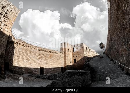 Mura e torre del castello di Kyrenia. Distretto di Kyrenia, Cipro Foto Stock