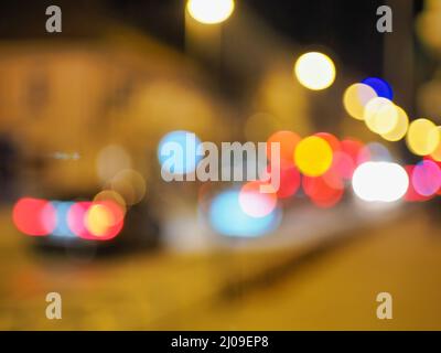 Sfondo del filtro bokeh con luci marroni su una strada fuori fuoco Foto Stock