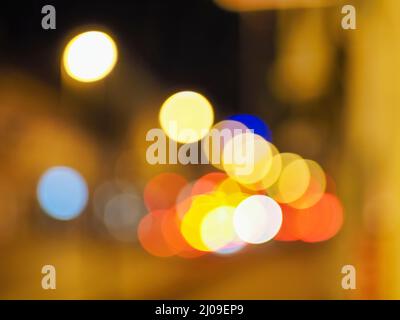 Sfondo del filtro bokeh con luci marroni su una strada fuori fuoco Foto Stock