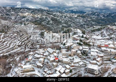Villaggio di Kyperounta innevato. Distretto di Limassol, Cipro Foto Stock