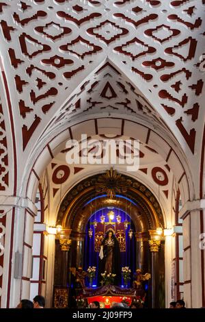 Foto verticale di dentro la cattedrale di Lima con sculture in Perù Foto Stock