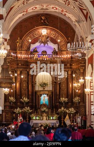 Foto verticale di dentro la cattedrale di Lima con sculture in Perù Foto Stock