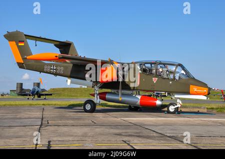 North American Rockwell OV-10B Bronco ex aereo militare tedesco a RAF Waddington per l'airshow, Regno Unito. 99+32, G-BZGK, di Tony de Bruyn Foto Stock