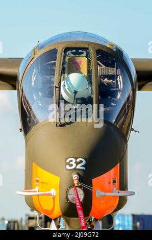 North American Rockwell OV-10B Bronco ex aereo militare tedesco a RAF Waddington per l'airshow, Regno Unito. 99+32, G-BZGK, di Tony de Bruyn Foto Stock