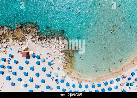 Vista aerea della famosa spiaggia di sabbia soleggiata di Konnos. Cipro Foto Stock
