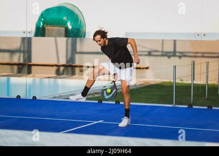 Padel match in una corte di padel di erba blu - Padel player che gioca una partita Foto Stock