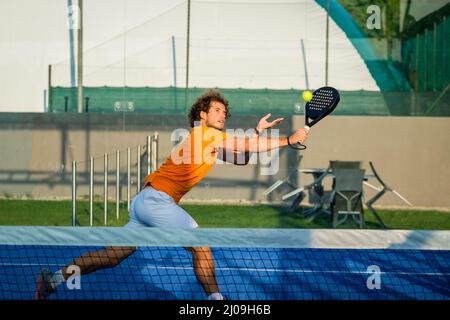 Padel match in una corte di padel di erba blu - Padel player che gioca una partita Foto Stock