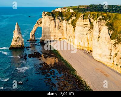 Vista panoramica della costa di Etretat, scogliere verticali di gesso con imponente arco e pinnacolo, Normandia, Francia Foto Stock