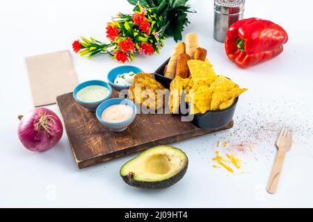 Tequeños con pasta sfoglia, prosciutto e formaggio sancocho delle Canarie con mojo verde e gofio pella Arepas ripieni di uova strapazzate con emmental e mais Foto Stock