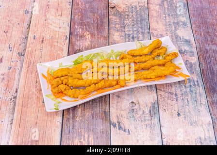 Le cipolle bhaji sono frittelle fatte con cipolle affettate sottili e farina di ceci. Sono speziate e sono solitamente accompagnate da raita Foto Stock