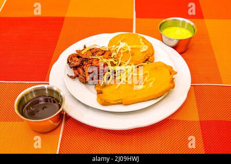 PAKORA · GOLGAPPA · PANEER TIKKA · ALO TIKKI · PAPADUM · SAMOSA · PAO BHAJI. Foto Stock