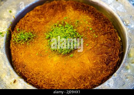 Kunefe dessert, vista dall'alto della tradizionale kunefe di dessert turco con pistacchi in cima. Foto Stock