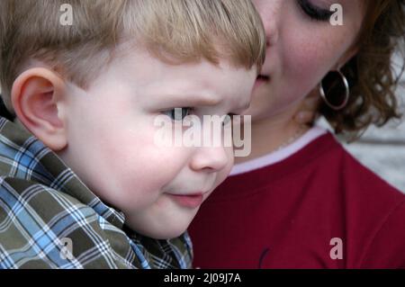 Bambini a riunione di famiglia - sorella più anziana e fratello più giovane che sono i migliori amici Foto Stock