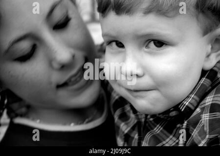 Bambini a riunione di famiglia - sorella più anziana e fratello più giovane che sono i migliori amici Foto Stock