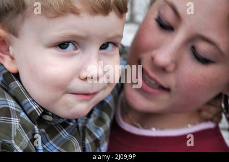 Bambini a riunione di famiglia - sorella più anziana e fratello più giovane che sono i migliori amici Foto Stock