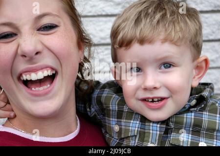 Bambini a riunione di famiglia - sorella più anziana e fratello più giovane che sono i migliori amici Foto Stock