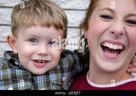 Bambini a riunione di famiglia - sorella più anziana e fratello più giovane che sono i migliori amici Foto Stock