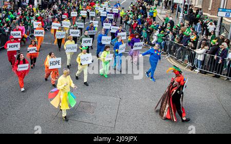 Dublino, Irlanda. 17th Mar 2022. Durante la celebrazione, i partecipanti tengono cartelloni con messaggi di speranza e di pace. Tre anni dopo l'ultima volta che l'Irlanda ha potuto celebrare pienamente la Giornata di San Patrizio, Dublino e i visitatori hanno segnato la giornata con l'Ucraina e il suo popolo nella loro mente e nel loro cuore. Il colore predominante della sfilata celebrativa attraverso le strade della capitale non era solo verde, ma blu e giallo erano molto da vedere. Credit: SOPA Images Limited/Alamy Live News Foto Stock