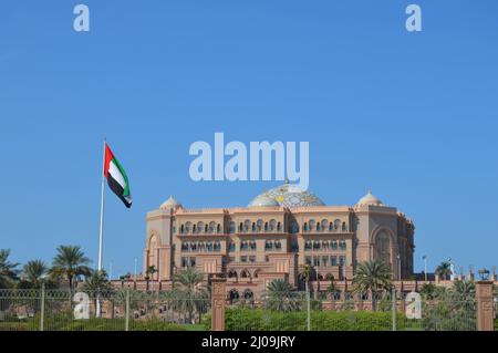 Maestosa e sontuosa spiaggia di fronte hotel cinque stelle noto come Emirates Palace di Abu Dhabi Emirati arabi uniti Foto Stock