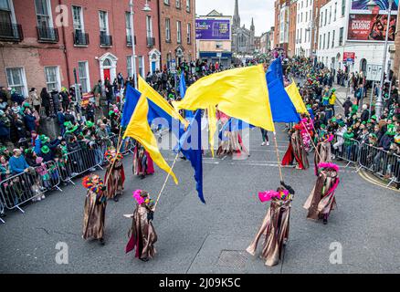 Dublino, Irlanda. 17th Mar 2022. Una troupe Ucraina di ballerini intrattiene la folla di Dublino durante la celebrazione. Tre anni dopo l'ultima volta che l'Irlanda ha potuto celebrare pienamente la Giornata di San Patrizio, Dublino e i visitatori hanno segnato la giornata con l'Ucraina e il suo popolo nella loro mente e nel loro cuore. Il colore predominante della sfilata celebrativa attraverso le strade della capitale non era solo verde, ma blu e giallo erano molto da vedere. (Foto di Paul Reardon/SOPA Images/Sipa USA) Credit: Sipa USA/Alamy Live News Foto Stock