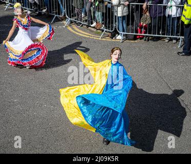Dublino, Irlanda. 17th Mar 2022. Una danzatrice di colori ucraini danzava per le strade di Dublino tre anni da quando l'Irlanda è stata in grado di celebrare pienamente la Giornata di San Patrizio, Dublino e i visitatori hanno segnato la giornata con l'Ucraina e il suo popolo nella mente e nel cuore. Il colore predominante della sfilata celebrativa attraverso le strade della capitale non era solo verde, ma blu e giallo erano molto da vedere. (Foto di Paul Reardon/SOPA Images/Sipa USA) Credit: Sipa USA/Alamy Live News Foto Stock