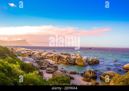 Boulders è una spiaggia turqoise rocciosa e riparata in sud Africa città del capo preso come tramonto Foto Stock