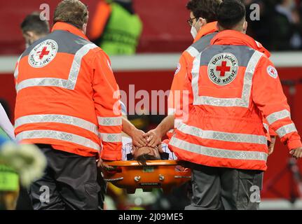 Leverkusen, Germania. 17th Mar 2022. Europa League, Round of 16, seconda tappa, Bayer 04 Leverkusen vs Atalanta Bergamo, Rafael Toloi (Bergamo) è portato fuori dal campo ferito. Credit: Juergen Schwarz/Alamy Live News Foto Stock