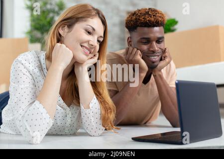 una coppia che usa il laptop per l'e-commerce facendo shopping online insieme Foto Stock