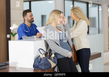 donna incinta che soffre di dolore addominale Foto Stock