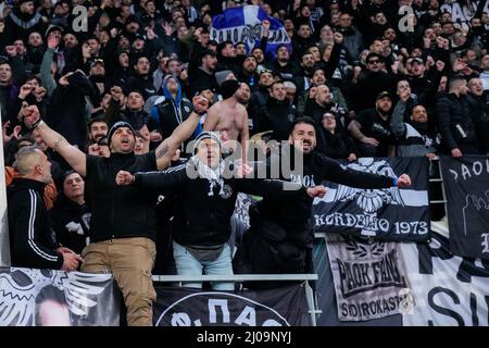 Gand, Belgio. 17th Mar 2022. GAND, BELGIO - MARZO 17: Tifosi e sostenitori del PAOK FC durante la partita della UEFA Conference League tra KAA Gent e PAOK FC alla Ghelamco Arena il 17 Marzo 2022 a Gand, Belgio (Foto di Geert van Erven/Orange Pictures) Credit: Orange Pics BV/Alamy Live News Foto Stock