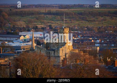 Lincoln Castle Observatory Tower con l'International Bomber Command Center sullo sfondo Foto Stock