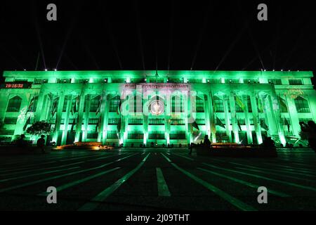 Bangkok, Tailandia. 17th Mar 2022. La Bangkok Metropolitan Administration (BMA) aderisce al Global Greening Program 2022 per organizzare attività per celebrare la Repubblica d'Irlanda (St Patrick's Day), illumina di verde il municipio di Bangkok tra le 7:10 e le 23:00. Credit: ZUMA Press, Inc Foto Stock