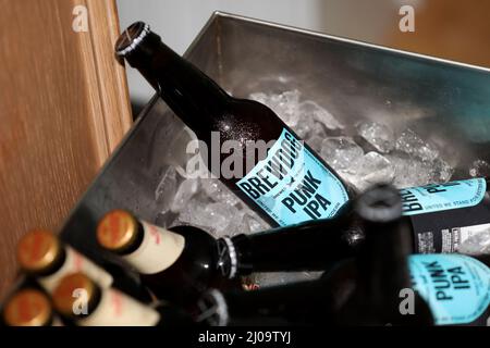 Bottiglie di BrewDog, Punk IPA raffigurato in un secchio di ghiaccio in un hotel a Londra, Regno Unito. Foto Stock