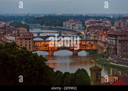 Ponte Vecchio, ponte medievale sull'Arno, Firenze, Toscana, Italia Foto Stock