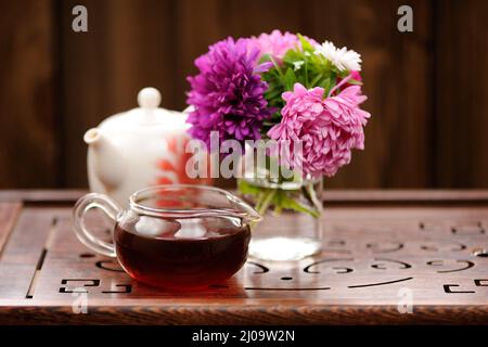 Bouquet di cerotti viola e rosa e teaware per la cerimonia cinese del tè copyspace Foto Stock