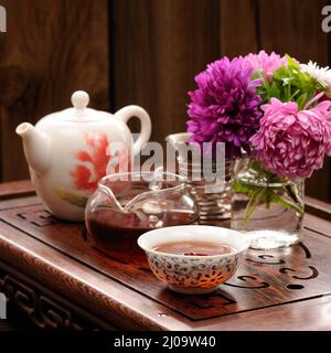 Bouquet di cerotti viola e rosa e teaware per la piazza della cerimonia del tè cinese Foto Stock