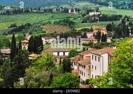 Paese e vigneto, San Gimignano, Provincia di Siena, Regione Toscana, Italia Foto Stock