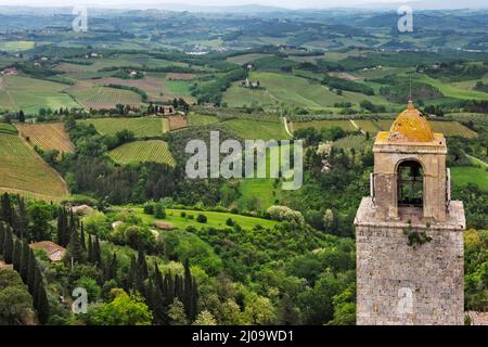 Torre del centro storico di San Gimignano con terreno agricolo, Patrimonio dell'Umanità dell'UNESCO, Provincia di Siena, Regione Toscana, Italia Foto Stock